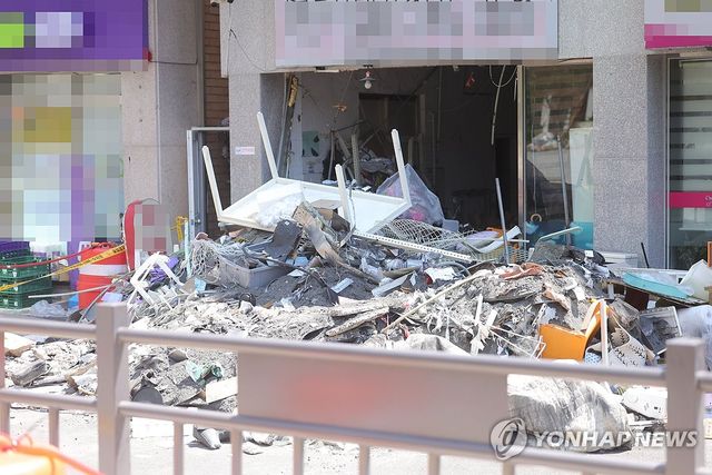 널브러진 잔해들…창원 건물 천장 붕괴로 4명 사상