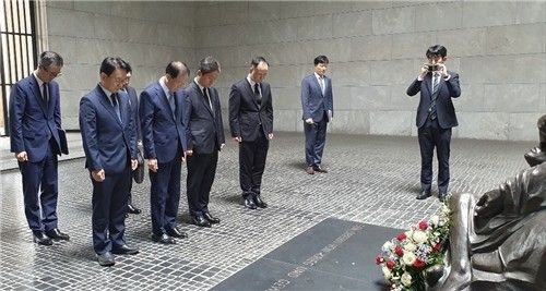 독일 특사단이 지난달 31일(현지시간) 베를린의 전쟁 희생자 추모관 노이에 바헤(Neue Wache)에서 헌화한 뒤 묵념하고 있다. [외교부 제공. 재판매 및 DB 금지]