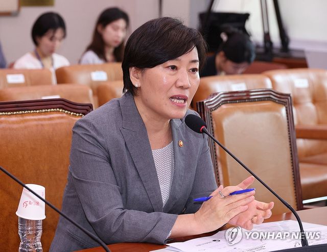 질의에 답하는 송미령 농림축산식품부 장관