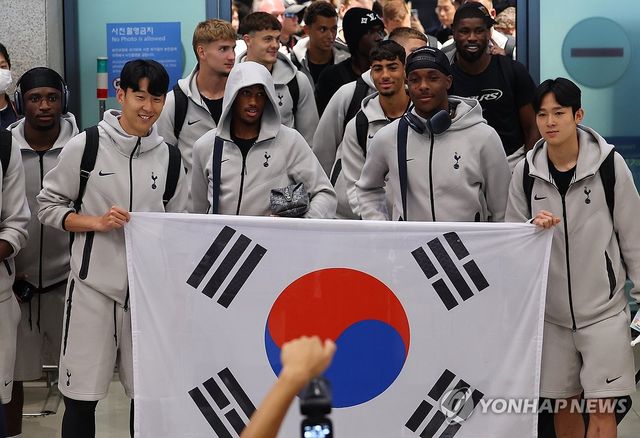 입국하는 토트넘 홋스퍼 선수들