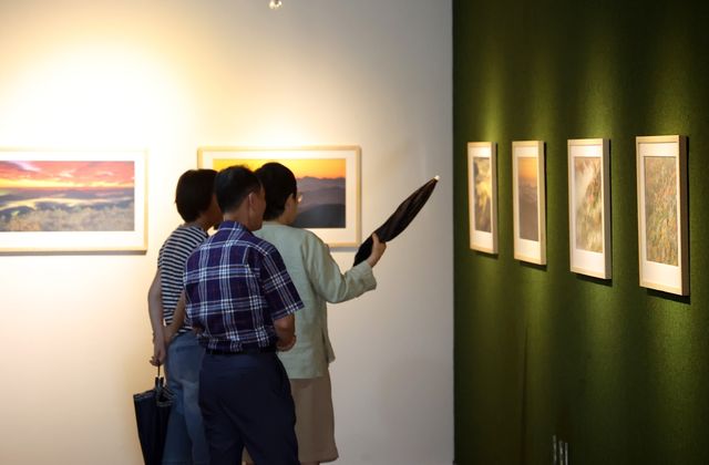 전시 살피는 관람객들