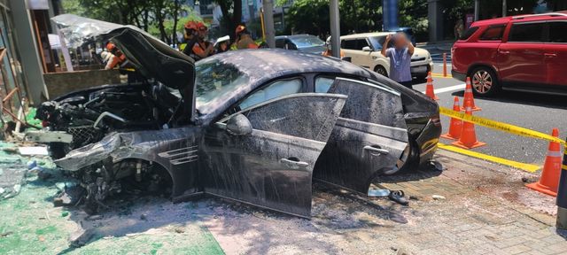 파손된 돌진 차량