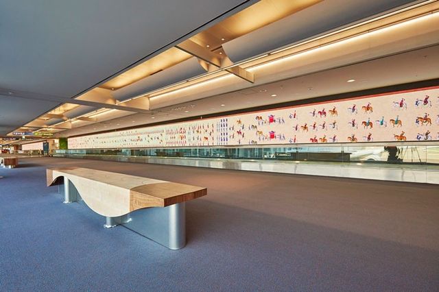 청동룡 벤치와 미디어월