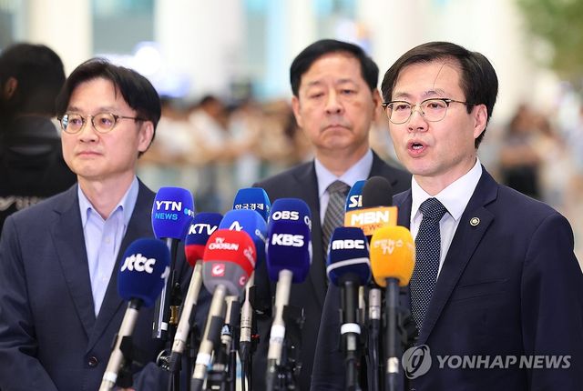 취재진 질문에 답하는 여한구 통상교섭본부장