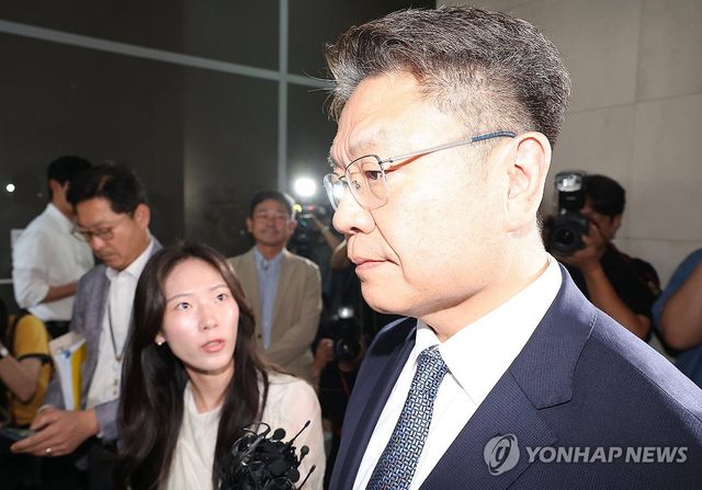 해병특검 승강기 앞에 선 이시원 전 대통령실 공직기강비서관