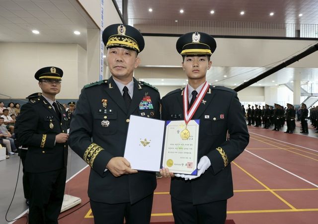 국방부장관상 받은 정민규 하사