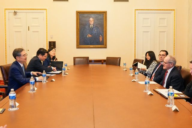 조현 외교장관, 상원 외교위원장 면담