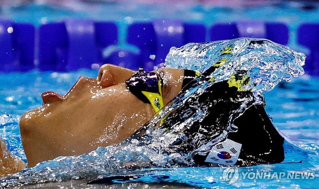 세계선수권 남자 배영 200ｍ 준결승에서 역영하는 이주호.