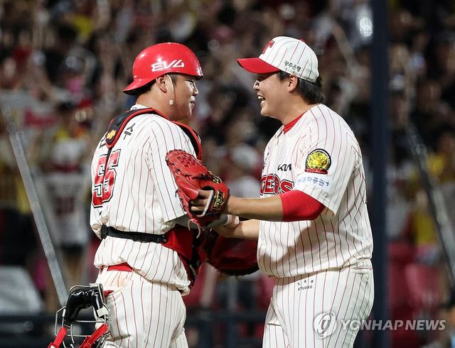 기뻐하는 한재승ㆍ한준수 배터리