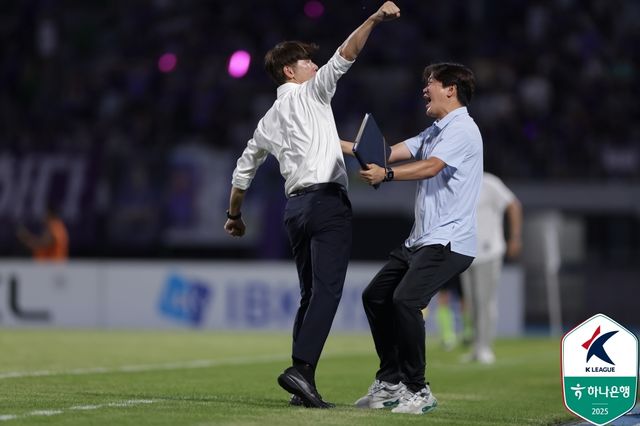승리를 환호하는 수원FC 김은중 감독