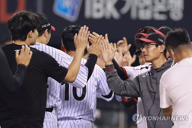 임찬규와 하이파이브하는 염경엽 감독