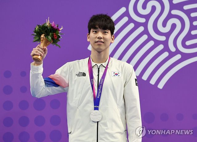 은메달 목에 건 이주호