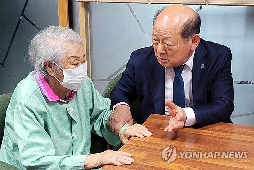 양금덕 할머니 만난 송두환 전 인권위원장