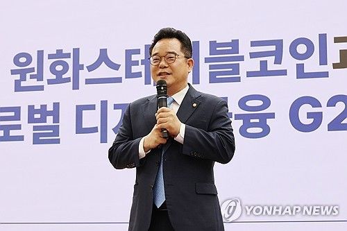 원화 스테이블코인 도입 필요성 설명하는 민병덕 의원