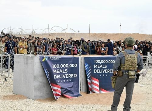 배급소 앞 가자지구 주민