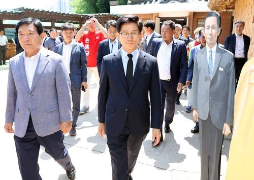 김문수, 박정희 전 대통령 생가 방문