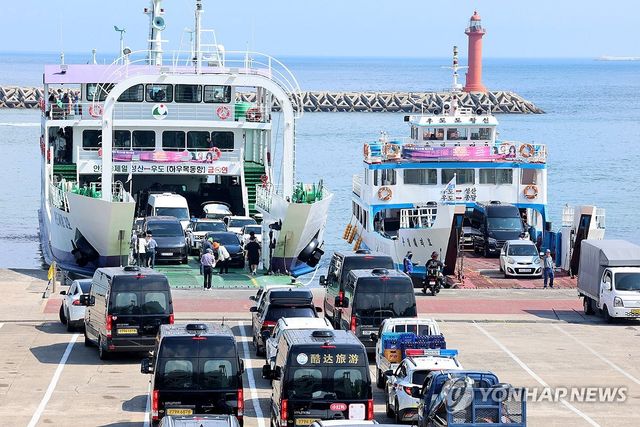 우도도항선 선적 기다리는 차량들