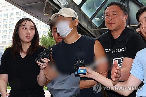 부모·형 살해한 30대 구속심사 출석
