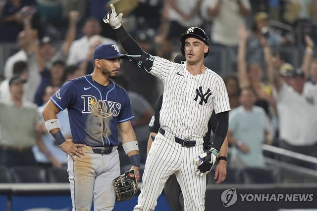 경기 중 탬파베이에서 양키스로 트레이드된 카바예로(왼쪽)