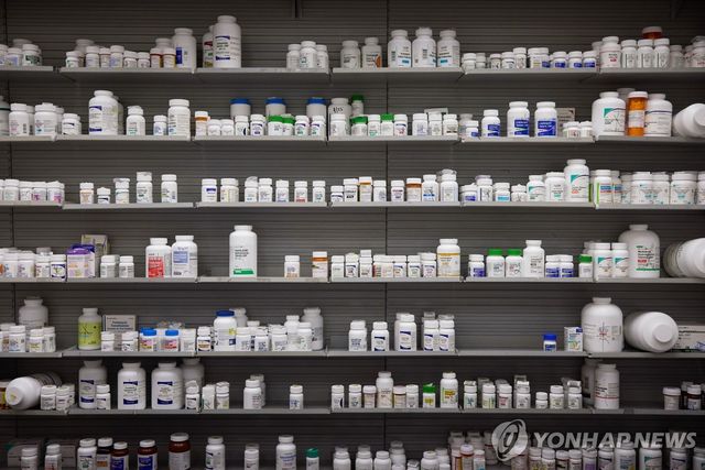 미국 약국 선반대의 의약품들