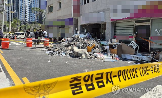 창원 건물 천장 붕괴로 4명 사상