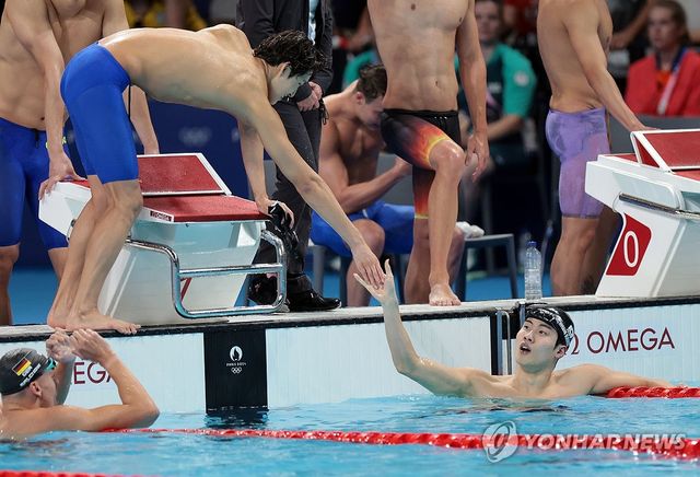 2024 파리 올림픽 계영 800ｍ 결승 경기 후 김우민(오른쪽)과 황선우의 모습.