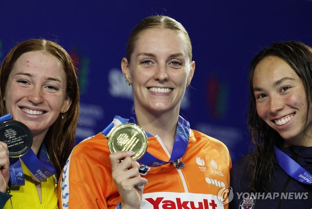 여자 자유형 100ｍ 금메달리스트 마리트 스테인베르겐(가운데),