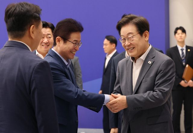 이재명 대통령과 악수하는 이철우 경북도지사