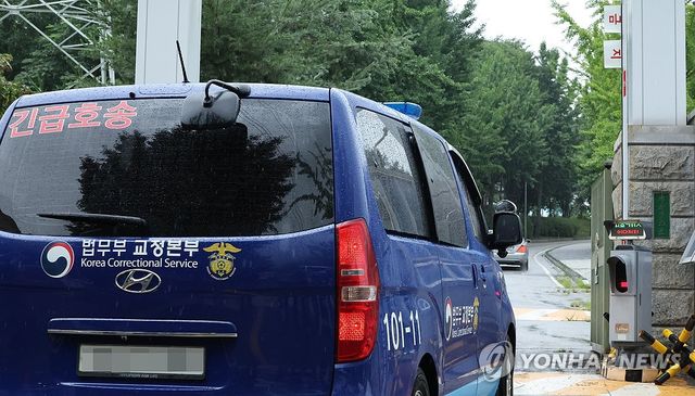 서울구치소로 들어서는 호송차량