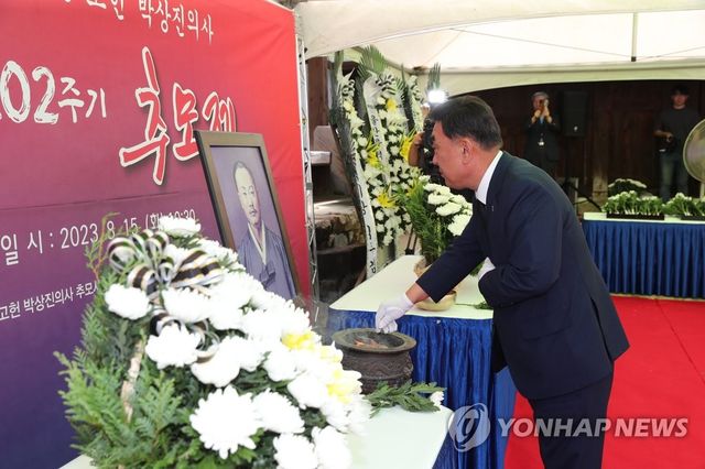 광복절 박상진 의사 생가서 헌화하는 김두겸 울산시장