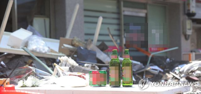 창원 건물 천장 붕괴 현장에 놓인 국화와 맥주