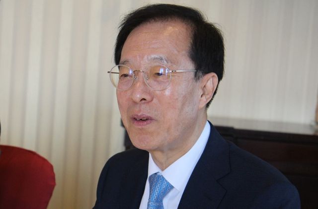 이석연 독일 특사단장이 1일(현지시간) 베를린의 한 호텔에서 인터뷰하고 있다.