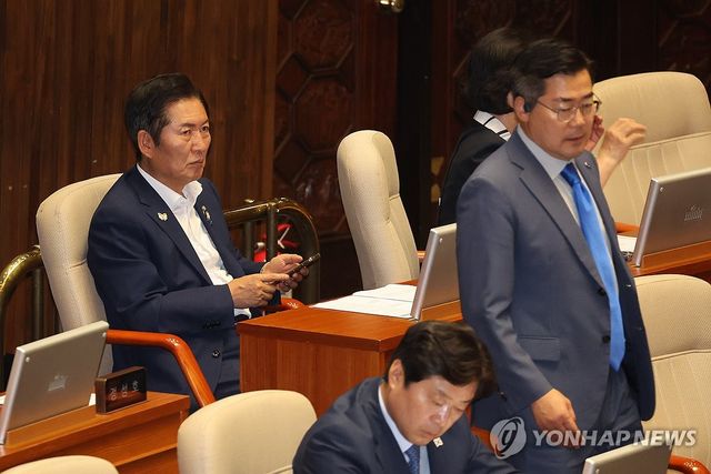 본회의 출석한 정청래·박찬대 당대표 후보