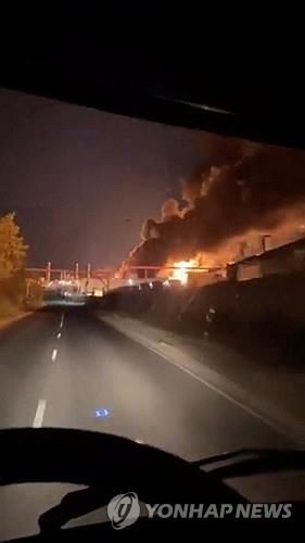 러시아 사라토프 지역에서 피어오르는 검은 연기