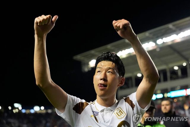MLS 데뷔전을 치른 뒤 팬들에게 인사하는 LAFC 손흥민.