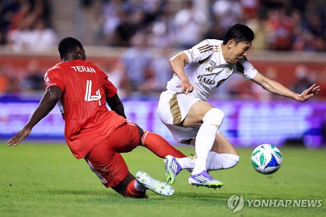 페널티킥을 얻어내는 손흥민(오른쪽).