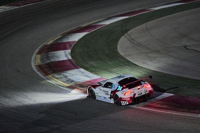 질주하는 이창욱의 레이싱카