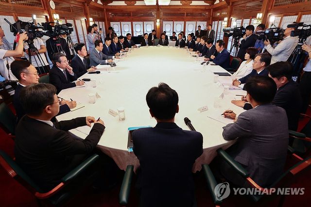 김민석 총리, 고위당정협의회 주재