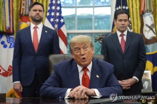 지난 6월 28일(현지시간) 백악관 집무실에서 발언하는 트럼프 대통령과 뒤에서 듣고 있는 밴스 부통령(왼쪽), 루비오 장관