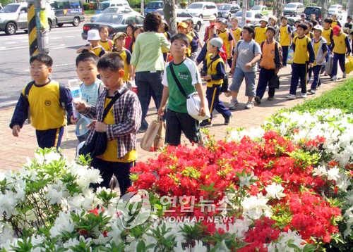 20년 전만 해도…즐거운 봄소풍 가는 어린이들 