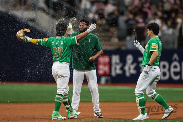 동료 라울 알칸타라의 물세례를 받은 임지열(왼쪽)