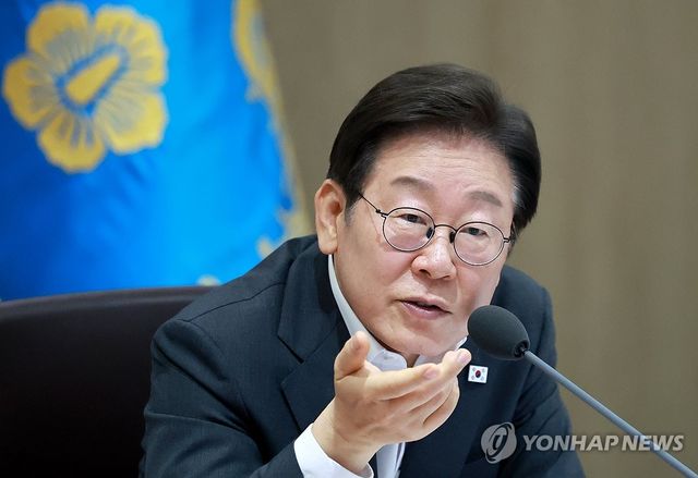 국무위원에게 질문하는 이재명 대통령