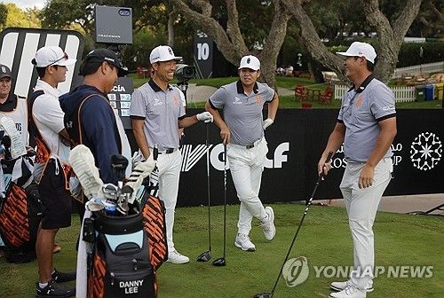 케빈 나, 대니 리와 대화하는 장유빈.