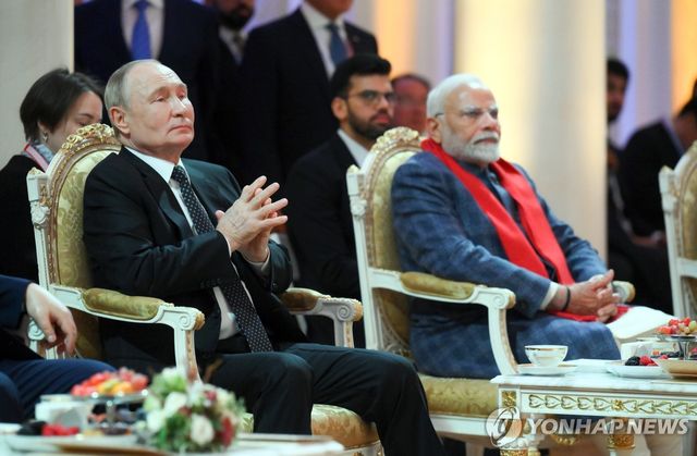 블라디미르 푸틴 러시아 대통령(좌측)과 나렌드라 모디 인도 총리(우측)