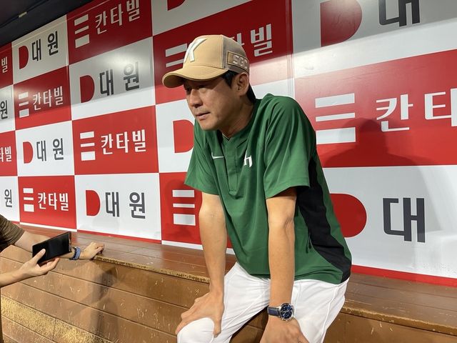 취재진과 대화하는 설종진 키움 감독 대행