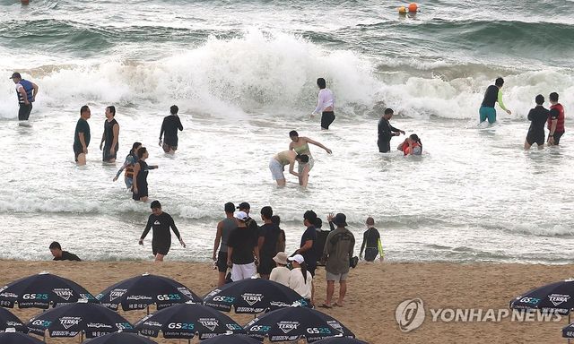 내일 입추, 물놀이 즐기는 피서객들