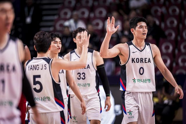 손 마주치는 하윤기(오른쪽)와 양준석