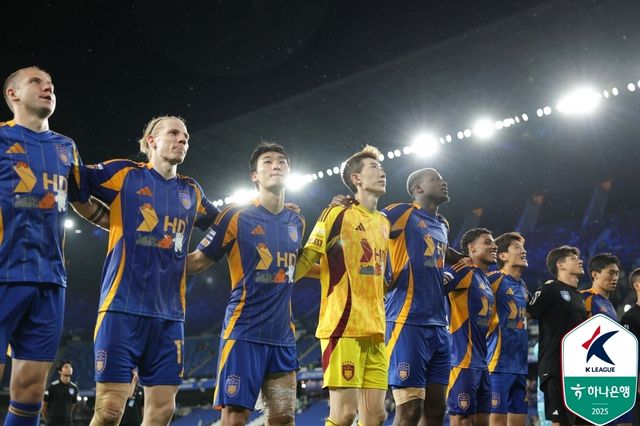 동료들과 승리 세리머니 펼치는 조현우