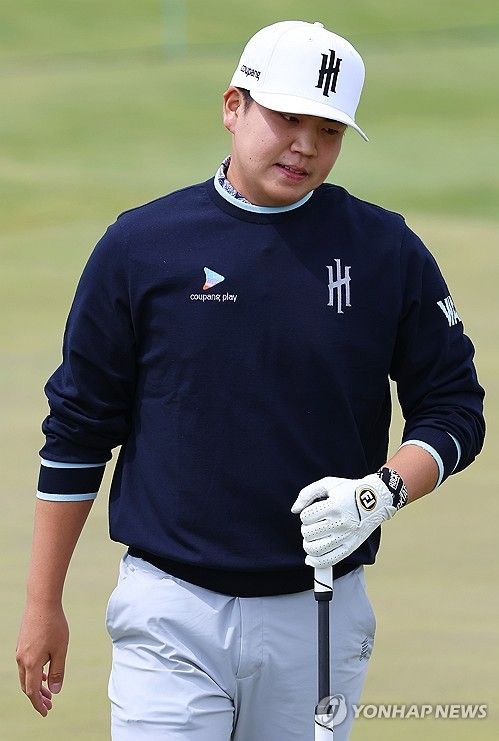 고심하는 장유빈.