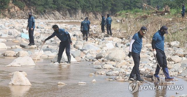 산청 실종자 수색하는 경찰